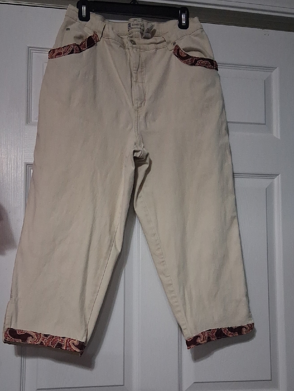Faded Glory Cream Capris Refreshed with Maroon Paisley Trim Sz 18 W. $24